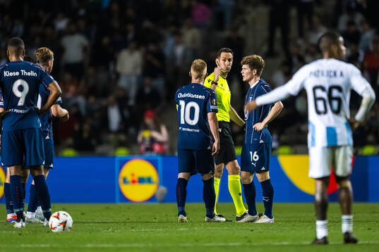 Anders Christiansen of Malmö FF and referee Anastasios