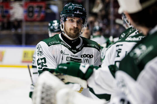 Färjestads August Tornberg jublar