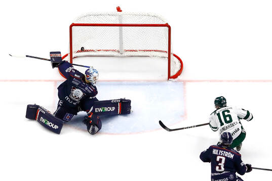 Mål 0-1 av Färjestads Alexander Ljungkrantz förbi