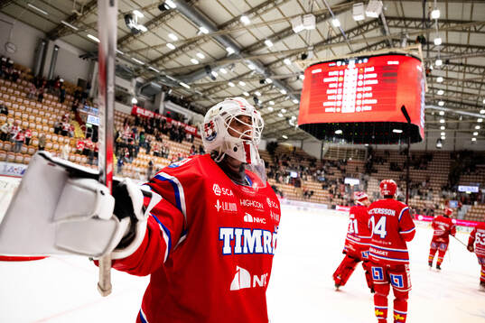 Timrås målvakt Jacob Johansson jublar
