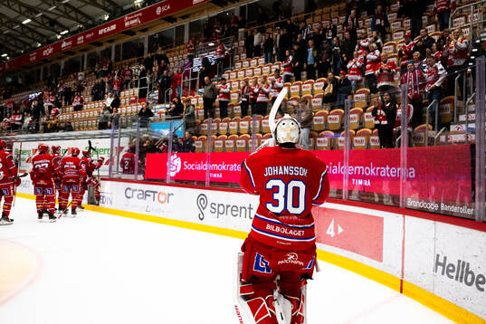Timrås målvakt Jacob Johansson jublar