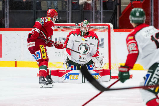 MoDos Mikkel Aagaard och Frölundas målvakt Lars Johansson