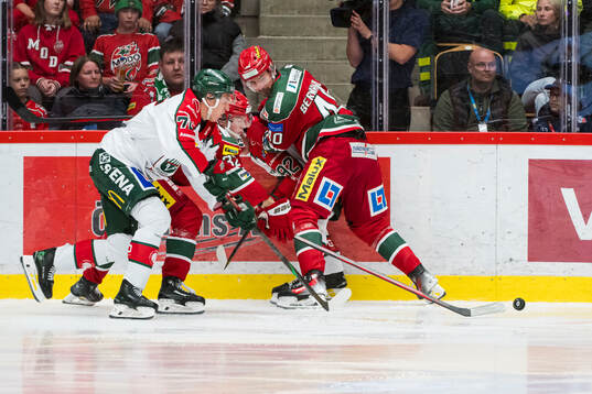 Frölundas David Edstrom med Frölundas Filip Cederqvist