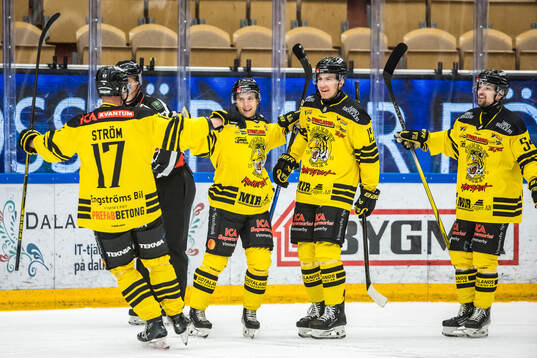Vimmerbys Martin Pärna jublar med lagkamrater