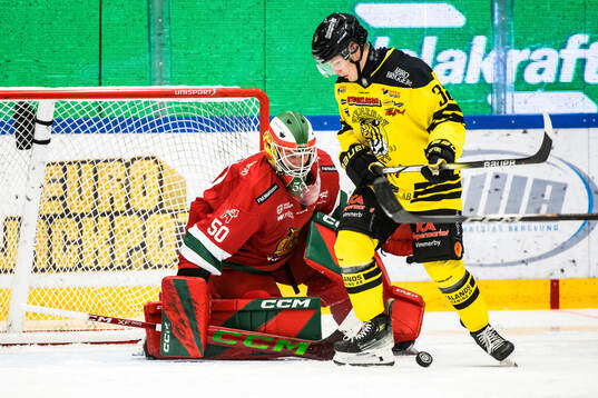 Moras målvakt Topias Leinonen och Vimmerbys Eddie Levin