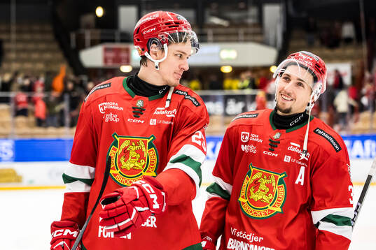 Moras Gustav Olhaver och William Pethrus jubel