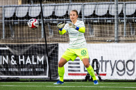 Hammarbys målvakt Anna Tamminen på uppvärmningen