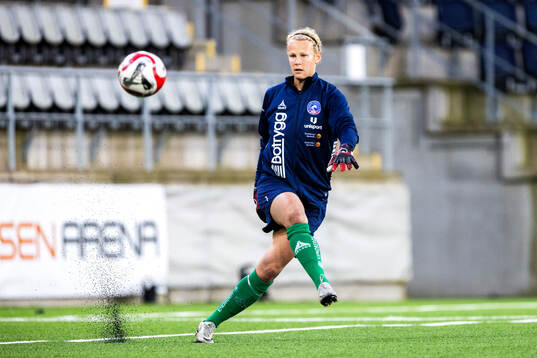 Linköpings målvakt Cajsa Andersson på uppvärmningen