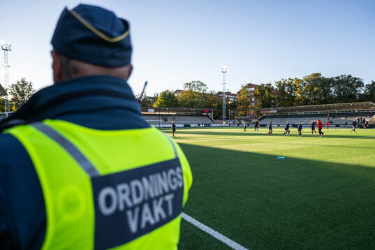 FC Rosengårds spelare värmer upp medan en ordningsvakt