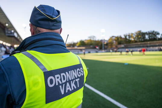 FC Rosengårds spelare värmer upp medan en ordningsvakt
