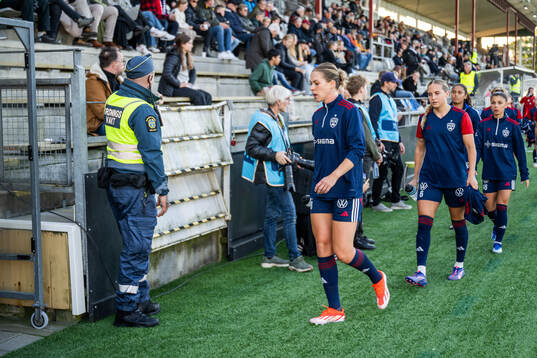 Ordningsvakt vid sidan av planen när FC Rosengårds