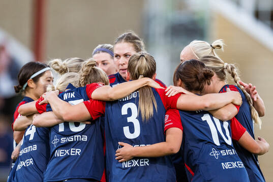 FC Rosengårds Rebecca Knaak jublar med lagkamrater
