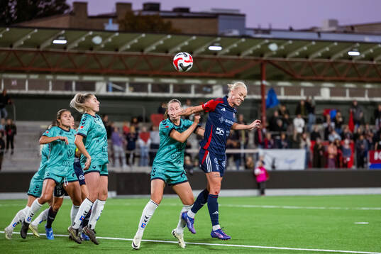 Kristianstads Sofia Reidy och FC Rosengårds Caroline Seger