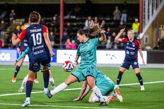 FC Rosengårds Momoko Tanikawa skjuter på Kristianstads