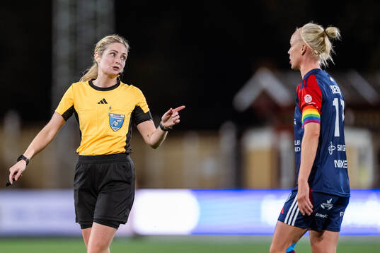 Domare Eva Svärdsudd och FC Rosengårds Caroline Seger