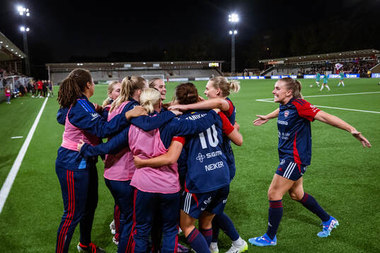 FC Rosengårds Rebecca Knaak jublar med lagkamrater