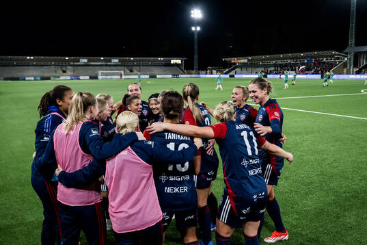 FC Rosengårds Rebecca Knaak jublar med lagkamrater