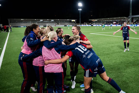 FC Rosengårds Gudrun Arnardottir jublar med lagkamrater