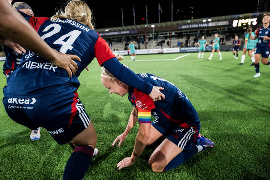 FC Rosengårds Hanna Andersson och Caroline Seger jublar