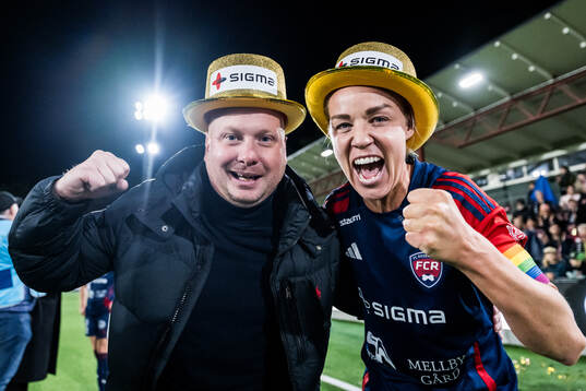 FC Rosengårds tränare Joel Kjetselberg jublar över