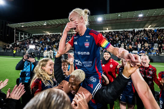 FC Rosengårds Caroline Seger jublar med lagkamrater över