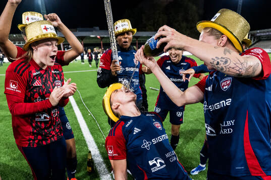FC Rosengårds Gudrun Arnardottir och Emma Jansson jublar