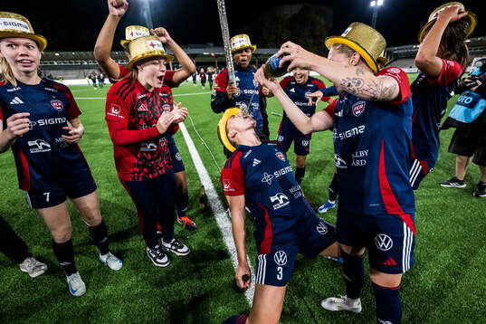 FC Rosengårds Gudrun Arnardottir och Emma Jansson jublar
