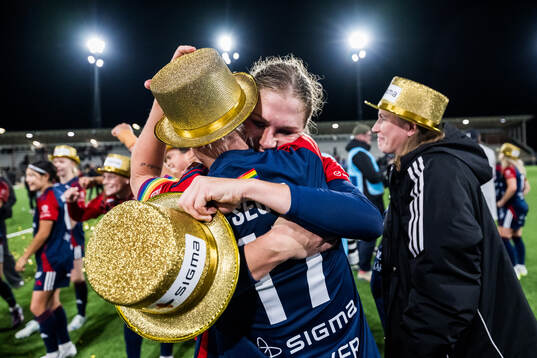 FC Rosengårds Rebecca Knaak och Caroline Seger jublar