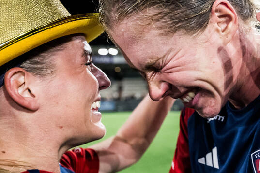 FC Rosengårds Olivia Schough och Rebecca Knaak jublar