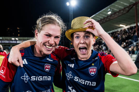 FC Rosengårds Rebecca Knaak och Olivia Schough jublar