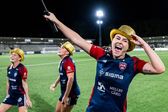 FC Rosengårds Emma Jansson och Rebecca Knaak jublar över