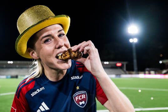FC Rosengårds Olivia Schough äter kanelbulle och jublar