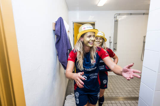 FC Rosengårds Olivia Holdt och Gudrun Arnardottir jublar
