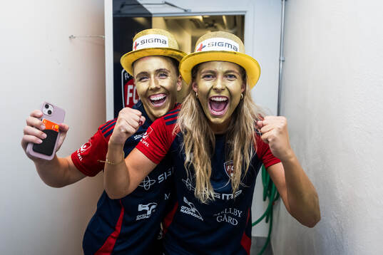 FC Rosengårds Gudrun Arnardottir och Olivia Holdt jublar