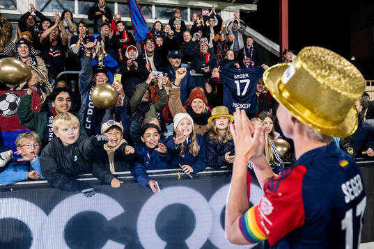 FC Rosengårds Caroline Seger jublar med supportrarna