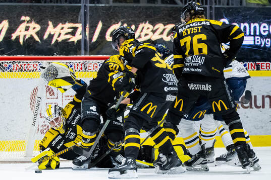 Västerås målvakt Rasmus Korhonen med en räddning