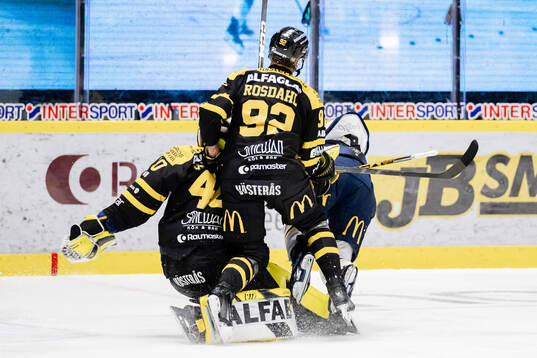 Södertäljes Viktor Liljegren kolliderar med Västerås