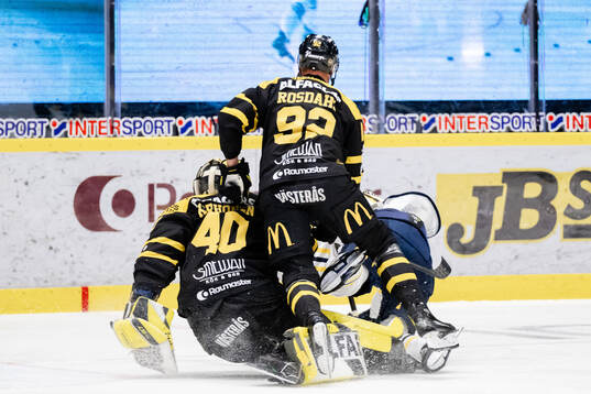 Södertäljes Viktor Liljegren kolliderar med Västerås