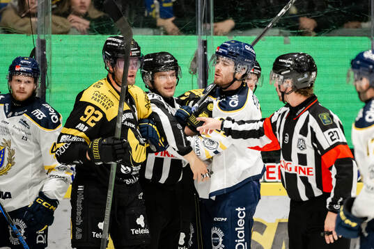 Västerås Kim Rosdahl och Södertäljes Nolan Stevens