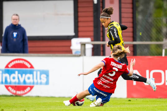Vittsjös Julia Tunturi försöker stoppa Häckens Felicia