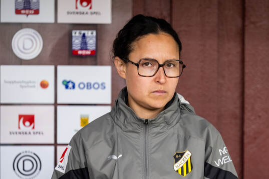 Häckens lagledare Catrine Johanssonunder fotbollsmatchen i