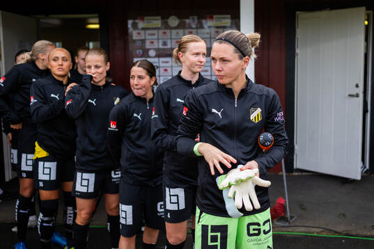 Häckens spelare gör sig redo för matchstart