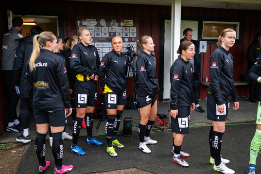 Häckens spelare gör sig redo för matchstart