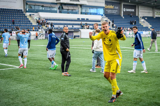 Gefles målvakt Mathias Nilsson jublar