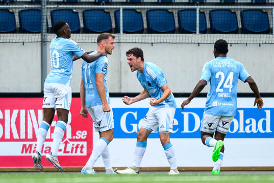 Gefles Leo Englund jublar med lagkamrater