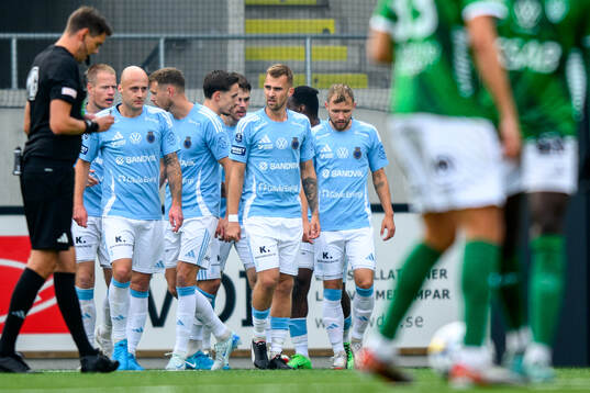 Gefles Samuel Adrian jublar med lagkamrater