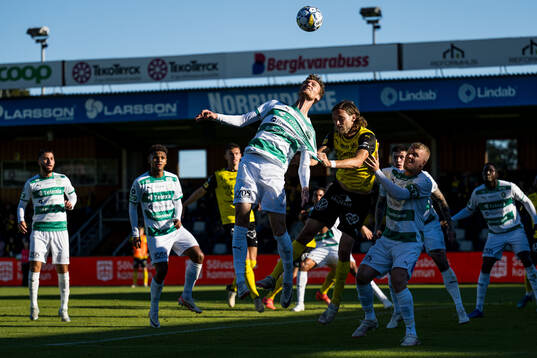 Västerås Viktor Granath och Mjällbys Tom Pettersson