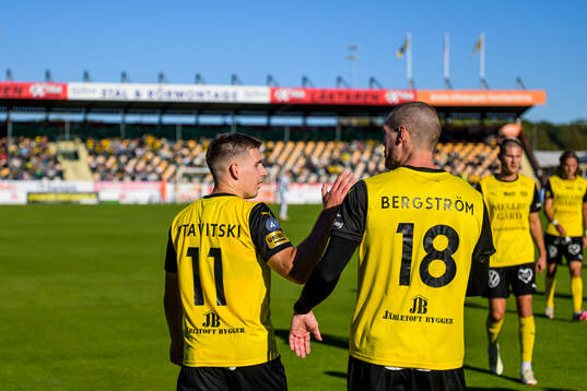 Mjällbys Timo Stavitski och Jacob Bergström jublar