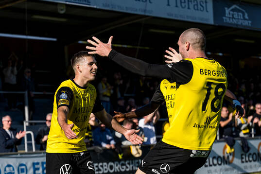 Mjällbys Timo Stavitski och Jacob Bergström jublar
