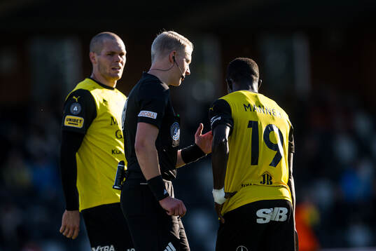 Mjällbys Jacob Bergström och Domare Adam Ladebäck och
